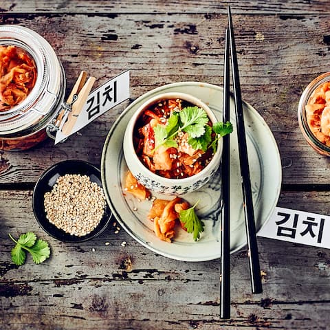 Fermentierter China-Kohl ist aus der koreanischen Küche nicht wegzudenken! Im Kühlschrank gelagert hält sich Kimchi mindestens 4 Wochen. 