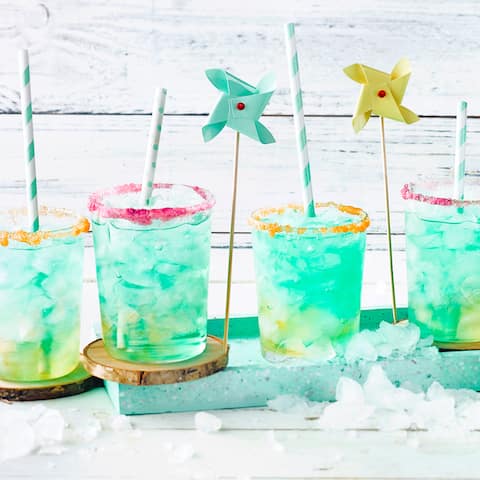 Saftig grün und lecker, der Kindercocktail „Waldmeister“ wird den Kleinen ganz bestimmt schmecken, zudem ist er auch ein richtig schöner Augenschmaus.