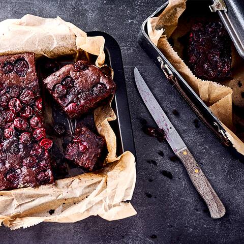 Unser Rezept-Tipp für einen Endorphin-Boost: Probieren Sie unsere fruchtigen Brownies mit Kakao, Mehl, Butter und Kirschen – saftig und lecker!