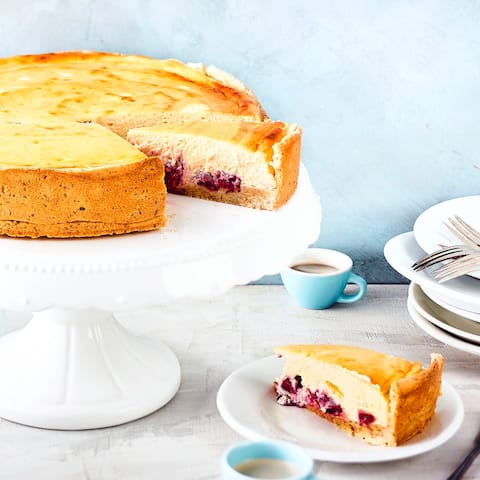 Durch die saftigen Kirschen bekommt unser Käsekuchen noch ein fruchtiges Highlight, was die cremige Frischkäse-Quark-Mascarpone-Mischung perfekt ergänzt. 
