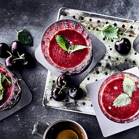Pikant-süßer Drink für Sommer und Winter: Probieren Sie unseren Smoothie mit Kirschen und Roter Beete sowie etwas Peperoni – herrlich erfrischend!