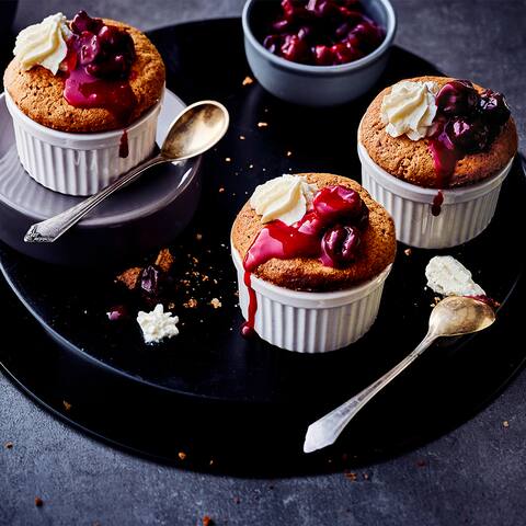 Da diese kleinen Kirschküchlein so lecker sind, eignen sie sich besonders zum Teilen mit Freunden und der Familie. Daher unbedingt ganz viele zubereiten und drauflos naschen!