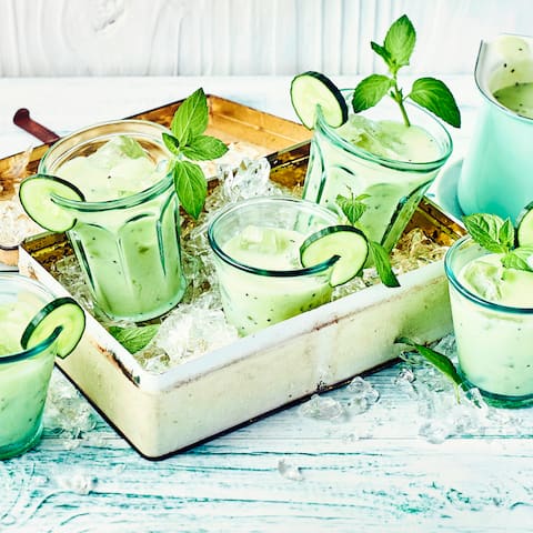 Lust auf einen exotischen Shake? Bereiten Sie in nur 3 Minuten einen Drink aus Kiwi, Gurke und Buttermilch zu! Minze gibt eine erfrischende Note.