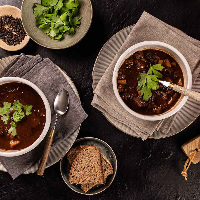 Klassische Gulaschsuppe