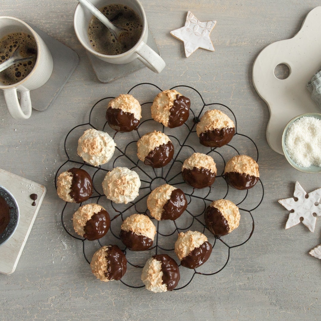 Klassische Kokosmakronen mit Schokohaube
