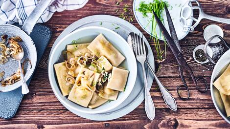 Eine vorzügliche Köstlichkeit der schwäbischen Küche: Klassische Maultaschen. Einmal verführt, werden Sie der Leckerei bestimmt verfallen und sich über die vielen Zubereitungsmöglichkeiten rund ums 