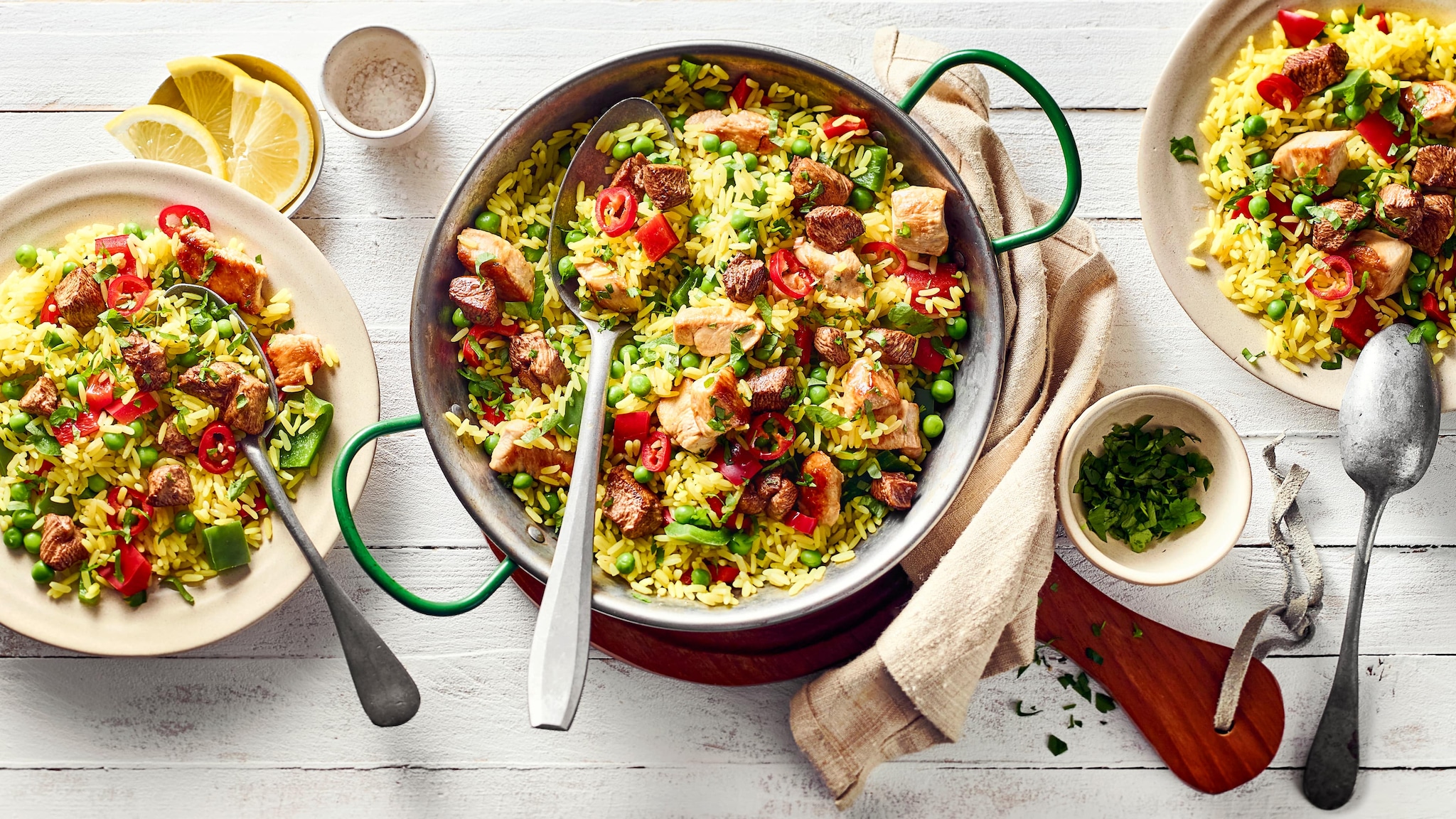 Klassische Paella mit Kaninchenrücken, Hühnerbrust, Paprika, Erbsen und  Reis