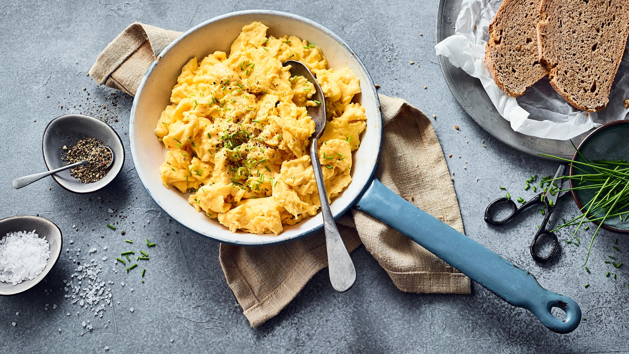 Klassisches Rührei mit Schnittlauch