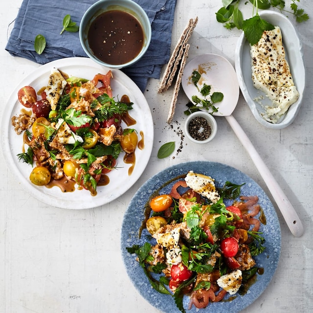 Knäckebrot mal anders – als Salat mit Tomaten, Lauchzwiebeln, Parmesan und Kräuterdressing. Und als griechisches Topping: gegrillter Feta.