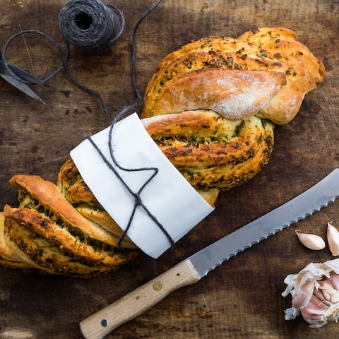 Selbstgebackenes Knoblauchbaguette mit Kräuterpesto und Parmesan passt perfekt zum Grillabend. 