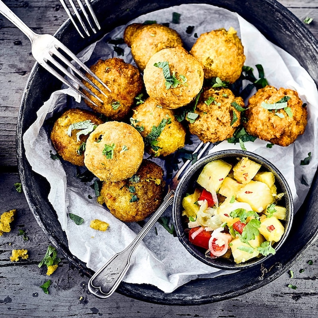 Wie wäre es mit einem Gericht aus der Karibik? Probieren Sie unsere frittierten Kochbananenbällchen mit einer erfrischenden Salsa aus Ananas, Frühlingszwiebeln, Paprika, Ingwer und Chili – pikant und lecker!
