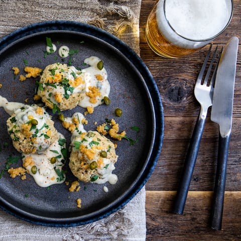 Sie gehören zu den beliebtesten Klassikern der deutschen Küche und gelten als wahres Traditionsgericht – deftige Königsberger Klopse mit Kapernsauce! Mit unserem Rezept garnieren Sie die feinen Kalbsknödel noch mit Semmelbrösel!