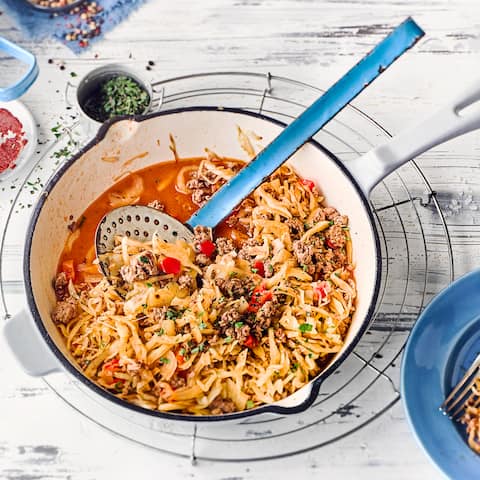 Kohl-Hack-Pfanne mit Paprikawürfeln in Pfanne