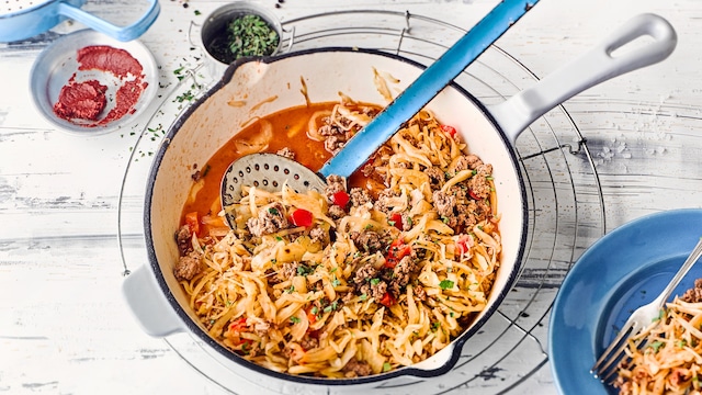 Kohl-Hack-Pfanne mit Paprikawürfeln in Pfanne