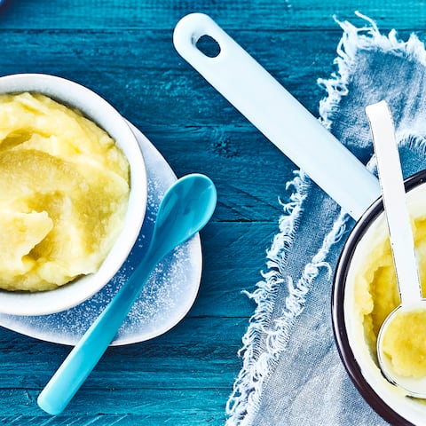 Bereiten Sie einen leckeren Porree-Brei aus Kohlrabi, Lauch, Kartoffeln, Orangensaft und einem Ei zu. 
