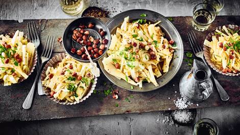Eine leichte Beilage zu Fisch oder Fleisch oder auch als Mittagssnack eine Idee: Kohlrabisalat mit Birnen, Haselnüssen und selbstgemachtem Dressing. 