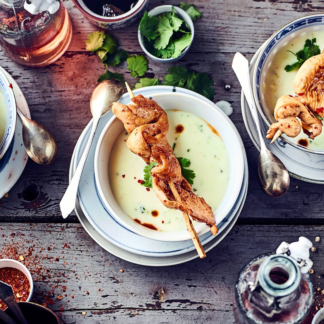 Blumenkohl-Broccolicremesuppe mit Hummus-Crostini - Rezept | EDEKA