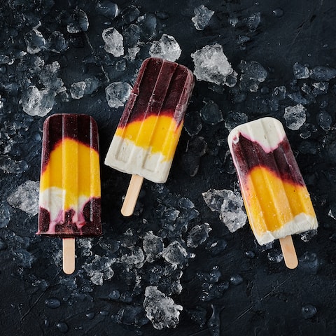 Fernweh adé. Diese köstlichen Kokos-Mango-Beeren Popsicles schmecken fantastisch nach Sommer, Sonne und Sonnenschein!