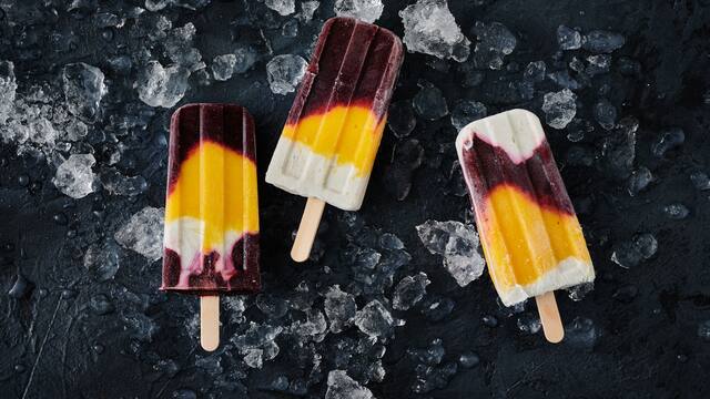 Kokos-Mango-Beeren Popsicles