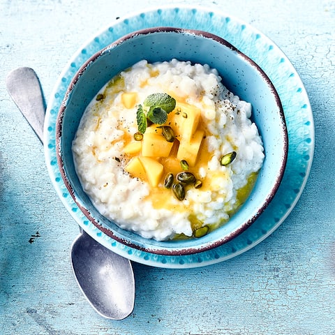 Wenn Sie Milchreis lieben aber auf tierische Produkte verzichten möchten, probieren Sie doch einmal unser Rezept für selbstgemachten Kokos Milchreis mit Mango-Orangen-Soße und Pistazien.