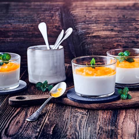 Panna cotta aus Kokosmilch mit einem Nektarinen-Ragout. 