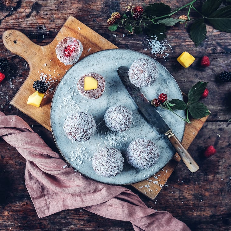 Kokos-Reisbällchen mit Früchten