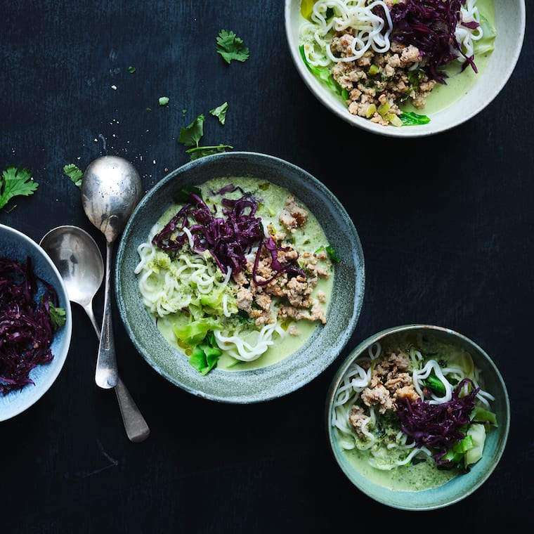 Kokos-Spitzkohl-Suppe mit Nudeln