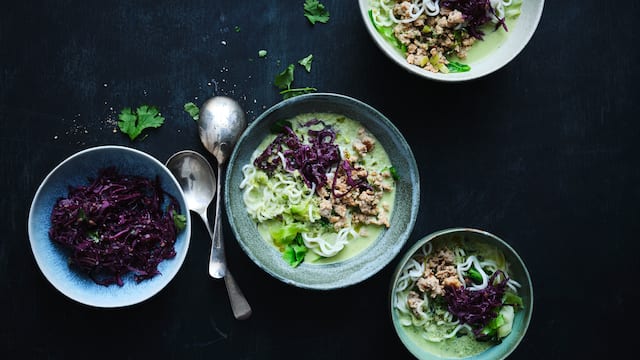 Kokos-Spitzkohl-Suppe mit Nudeln