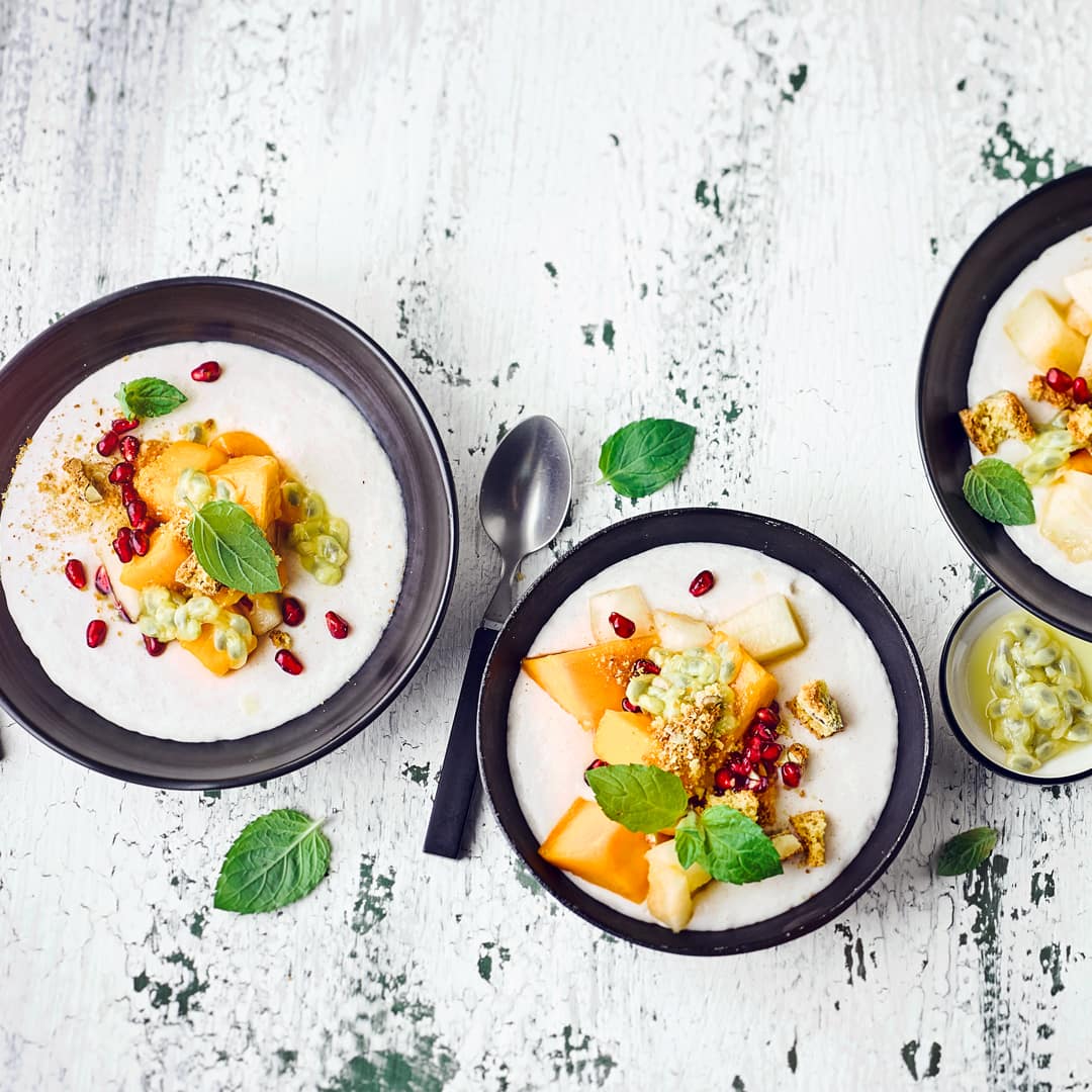 Kokoscreme mit Früchten 