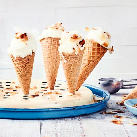 Unser Kokoseis schmeckt nicht nur sommerlich und sahnig, sondern lässt auch einen Hauch Urlaubsfeeling aufkommen. Eiswaffeln und eine Eismaschine sollten für die Zubereitung auf jeden Fall parat sein. 