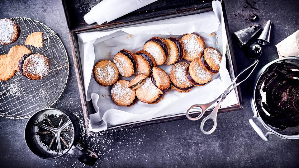 Feine Plätzchen mit Kokosraspeln und Kokosöl und einer ganz feinen Schokoladencreme aus Vollmilch und Zartbitterschokolade!