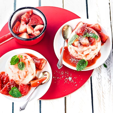 Kokospudding mit Erdbeeren