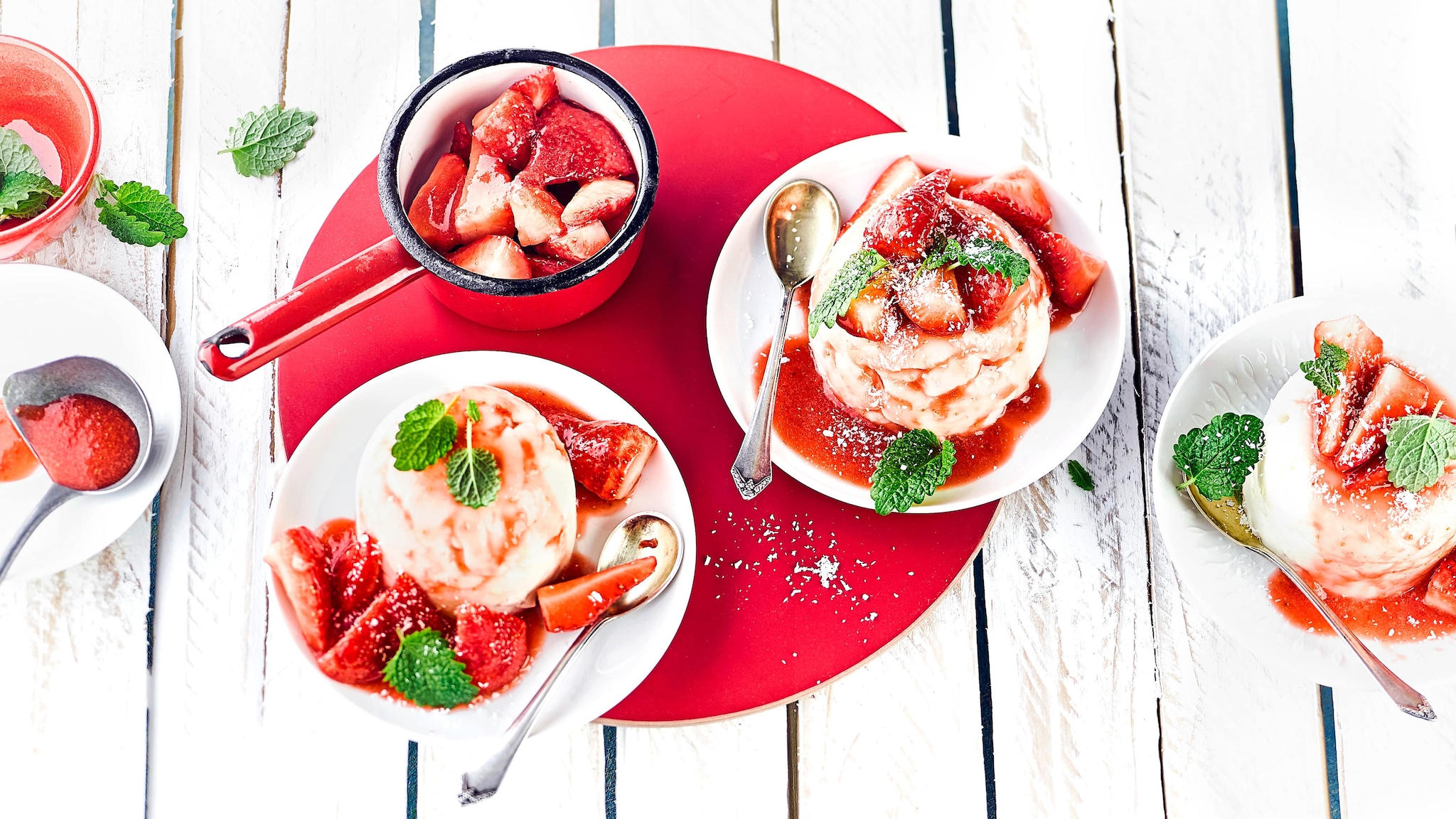 Kokospudding mit Erdbeeren