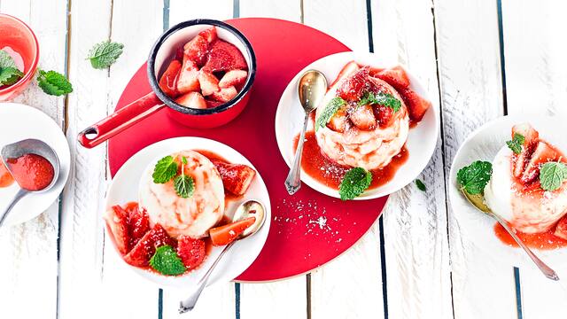 Kokospudding mit Erdbeeren