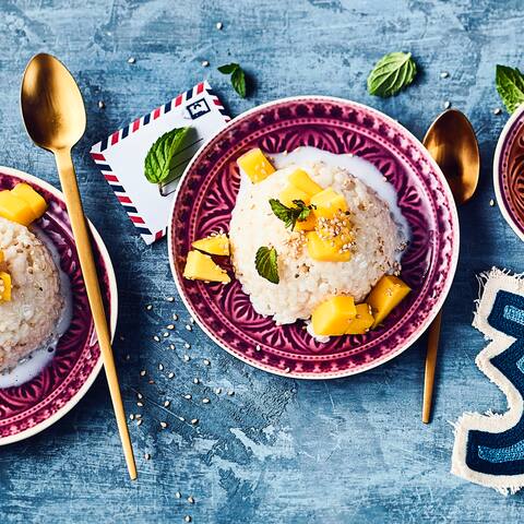 Ein exotisches Dessert aus Thailand mit Klebreis, Kokosmilch und Mangowürfeln. Super süß und lecker!