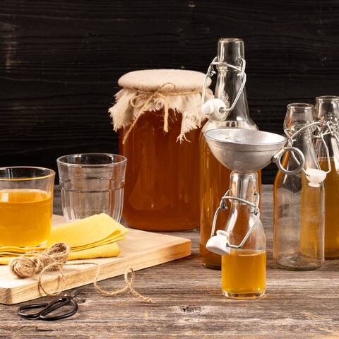 Kombucha ist ein Gärgetränk, welches sich auch selber herstellen lässt. Man benötigt dafür allerdings bereits eine kleine Menge an Kombucha.