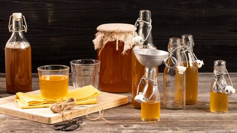 Kombucha ist ein Gärgetränk, welches sich auch selber herstellen lässt. Man benötigt dafür allerdings bereits eine kleine Menge an Kombucha.