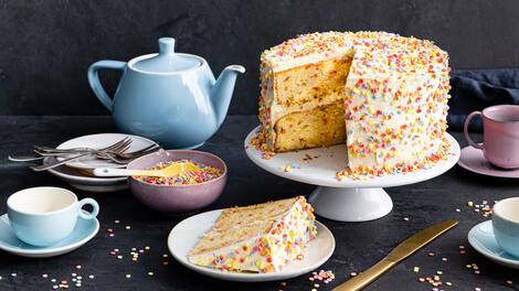 Konfetti für alle! Perfekt für einen bunten Geburtstagstisch ist unser Konfetti-Kuchen. Und besonders lecker ist er noch dazu! 