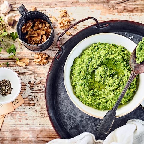 Selbst gemachtes Koriander-Walnuss-Pesto mit Knoblauch passt hervorragend zu Nudeln und hält sich ca. 2 Wochen im Kühlschrank.