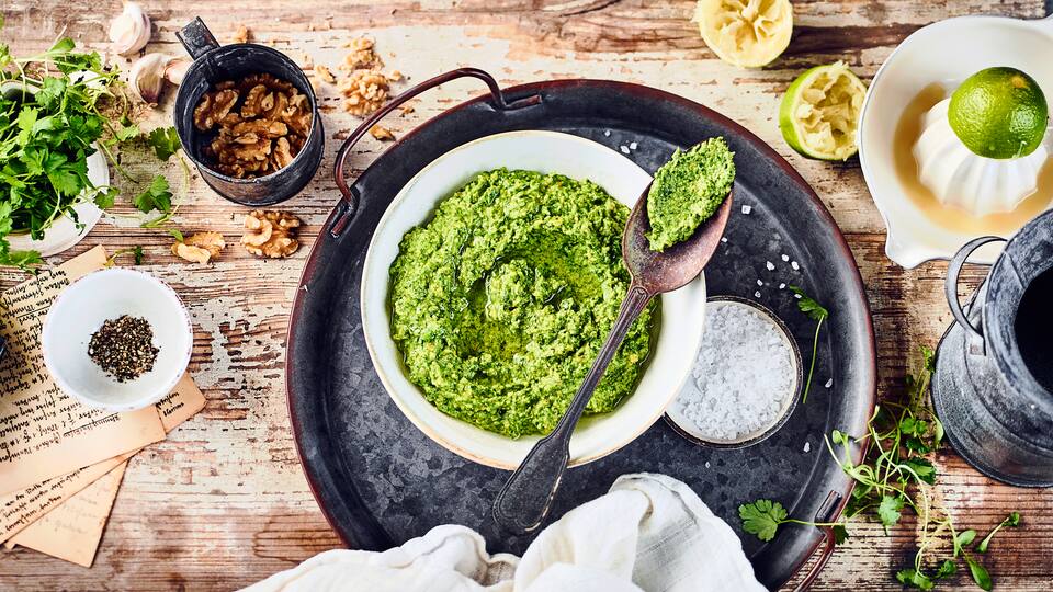 Selbst gemachtes Koriander-Walnuss-Pesto mit Knoblauch passt hervorragend zu Nudeln und hält sich ca. 2 Wochen im Kühlschrank. 