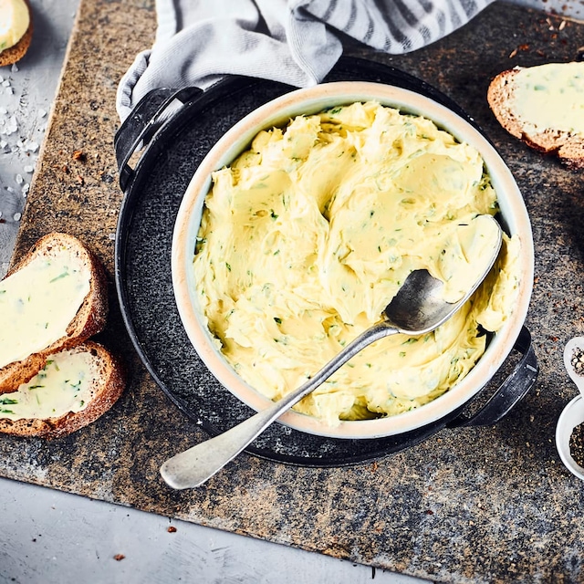 Eine Alternative zu klassischer Kräuterbutter, aber mindestens genauso lecker. Korianderfans werden es lieben: Unser Rezept für selbstgemachte Korianderbutter mit Limette.