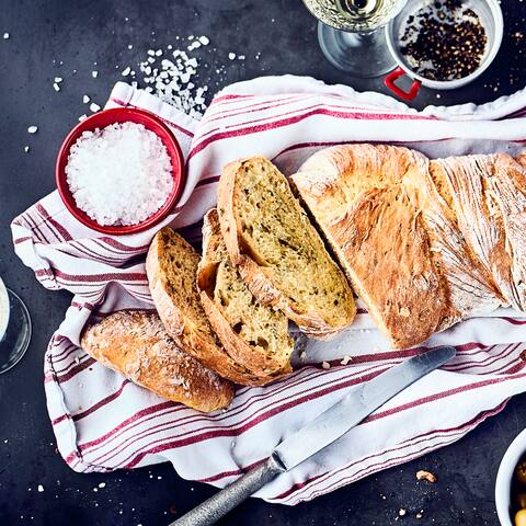Frisches Brot selber backen: Mit unserem Ciabatta-Rezept ist das wirklich ganz einfach und Sie brauchen nur wenige Zutaten. Probieren Sie es aus!