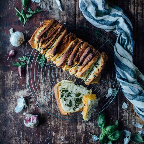 Was eignet sich als Beilage zum Grillen besser als leckeres Kräuter-Zupfbrot? Zusätzlich zu den Kräutern sorgen Knoblauch und Parmesan für einen besonderen Geschmack.