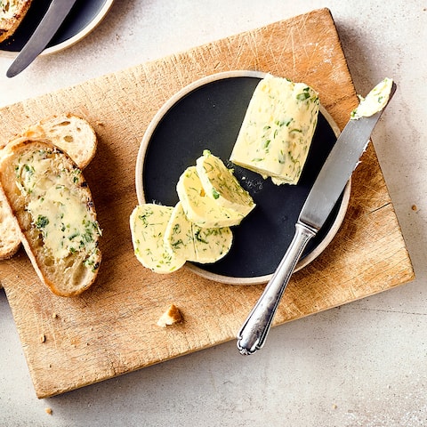 Ein Klassiker, der bei keiner Grillparty fehlen darf: Selbstgemachte Kräuterbutter mit Petersilie. Dazu passt Baguette oder Fladenbrot.