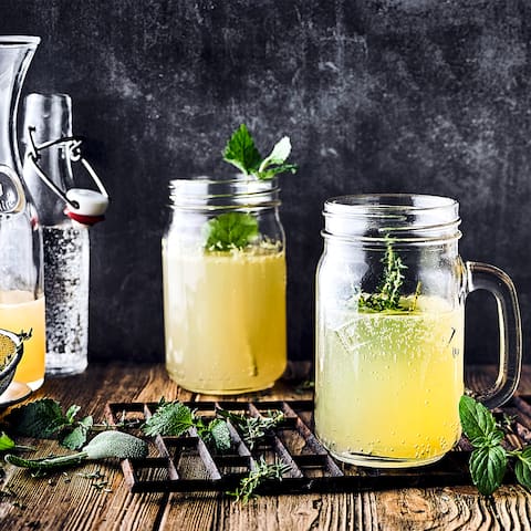 Kombinieren Sie naturtrüben Apfelsaft mit Agavendicksaft, Melisse und Zitronen zu einem erfrischenden Sommergetränk mit unserem Rezept.