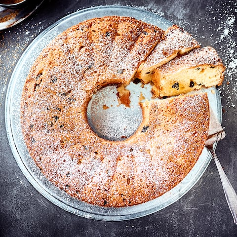 Außen goldbraun, innen weich und duftend nach Zitrone: Der Kuchen nach unserem Kranzkuchen-Rezept ist einfach, aber lecker. Dank der Zugabe von Quark bleibt er besonders saftig. Am besten schmeckt er ofenfrisch, direkt nach dem Abkühlen.