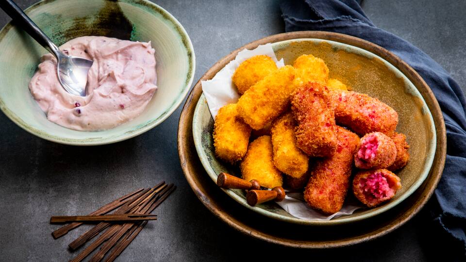 Wussten Sie, dass man Kroketten ganz einfach selbermachen kann? Probieren Sie es einfach aus und testen unser Rezept für Zweierlei Kroketten mit Preiselbeer-Dip!