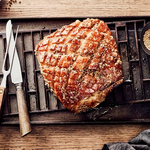 Krustenbraten kennt man meist aus dem Ofen, aber wir finden ihn auch vom Grill besonders lecker. Das liegt auch an der köstlichen selbstgemachten Marinade aus Ingwer, Senfkörnern, Knoblauch und Koriander.