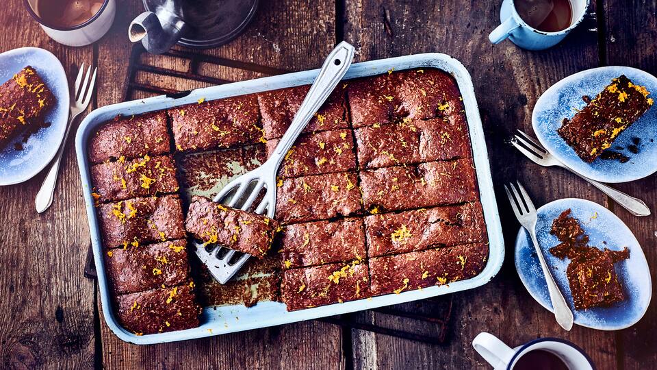 Kürbis-Brownies mit Schokolade und Kokosraspeln sind einfach nur unwiderstehlich lecker und das nicht nur im Herbst. Denn den Hokkaido Kürbis zum Beispiel, gibt es ganzjährig zu kaufen.