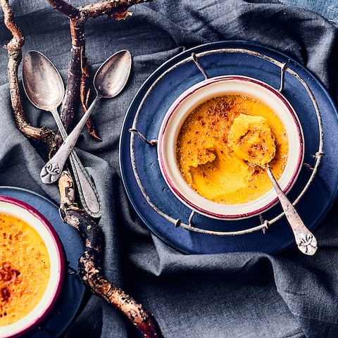 Raffiniertes Dessert für den Herbst: Probieren Sie unsere Crème brulée mit Hokkaido-Kürbis, Muskatnuss und Orangensaft – vor dem Servieren karamellisieren!